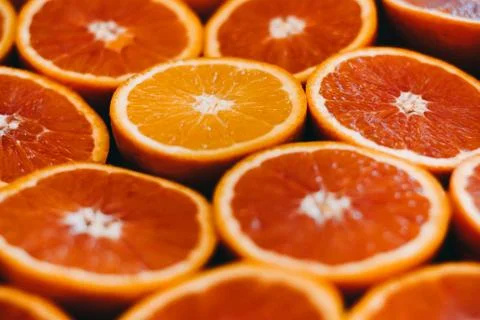 Abstract red background with citrus-fruit of grapefruit slices. Close-up Foto stock