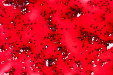 Abstract red currant jam pattern with scattered dark seeds and glossy highlig Foto stock