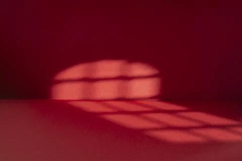 Abstract red studio background with sun light trails, Backdrop with shadows.. Foto stock