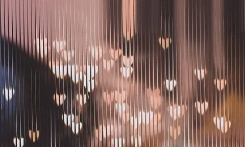 Abstract romantic background with soft heart-shaped bokeh lights seen throu.. 스톡 일러스트