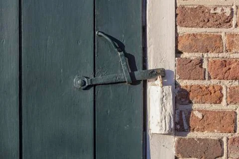 Abstract rusty brass brown knocker in a door curch closed wood 스톡 사진