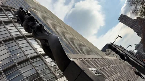 Abstract sculptures and federal courthouse facade in Brooklyn. Vídeos de archivo 322556053