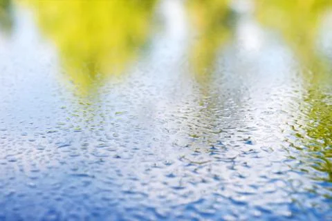 Abstract selective focus background with water drops and wood reflection. Foto stock