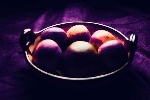 Abstract shot of Easter eggs in a bowl on a purple background Foto stock