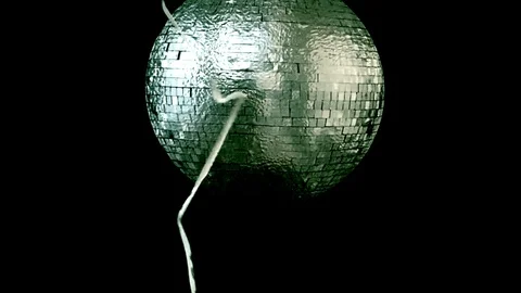 Abstract silver sphere with a dancing ribbon. Vídeos de archivo 119082343