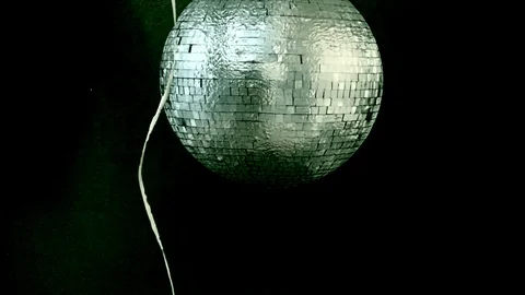Abstract silver sphere with a dancing ribbon. Vídeos de archivo 119083653