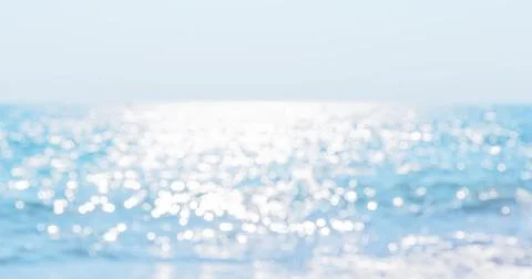 Abstract soft focus view of the sea with sparkling sunlight reflections nea.. Stock Photos