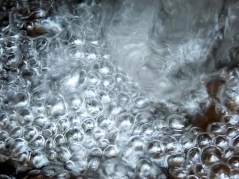 Abstract soft whirl of bubbles in a clean flowing stream. Foto stock