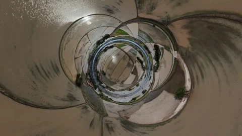 Abstract spherical distortion of rural road and green landscape scene Vidéo 345399877