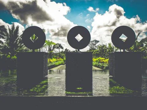 Abstract statues in pool in jungle Fotos de archivo