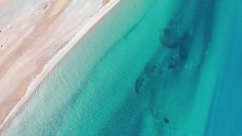 Abstract top-down drone shot rising over blue water gradient in Pangong Lak.. Vídeos de archivo 336331477