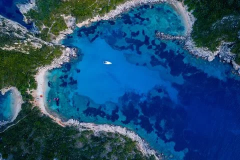 Abstract top-down drone shot of a luxury boat anchored in a secluded cove 库存照片