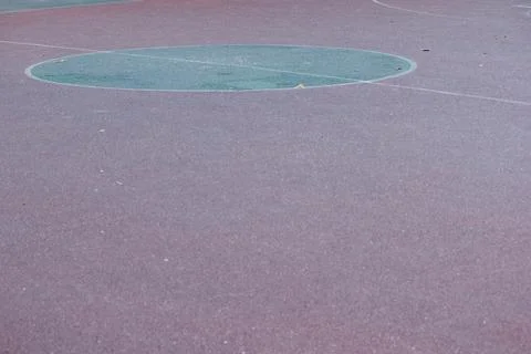 Abstract top down view of a center circle on a vibrant outdoor basketball c.. Foto stock