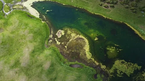 Abstract top down view of turquoise alpine Silbeli lake shore in Kazakhstan 스톡 동영상 337204818