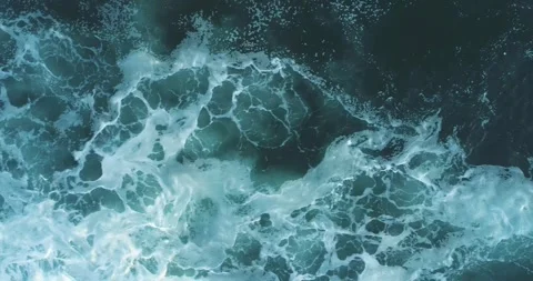 Abstract video background of the restless sea with dramatic waves and white.. Vídeos de archivo 331596859