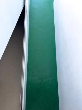 Abstract View of a Green Pathway Between Walls Stock-Fotos