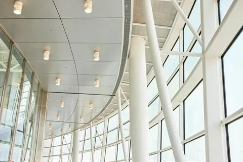 Abstract view of white ceiling architecture and pillars with windows leadin.. 스톡 사진