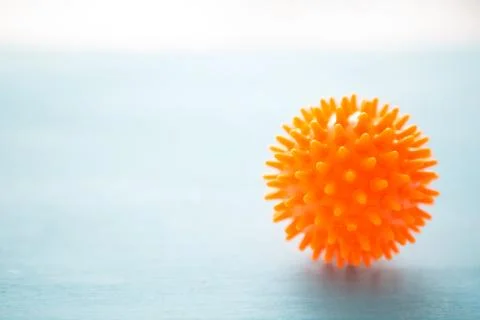 Abstract virus strain orange model of Coronavirus disease COVID-19 on blue wo Foto stock
