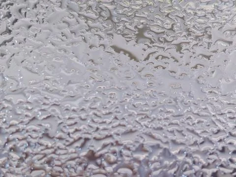 Abstract Water Droplets Flowing Pattern on Wet Beige Reflective Surface Text 스톡 사진