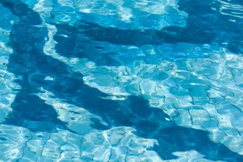 Abstract Water Pattern: Reflections in Blue.  Outside swimming pool close-up Foto stock