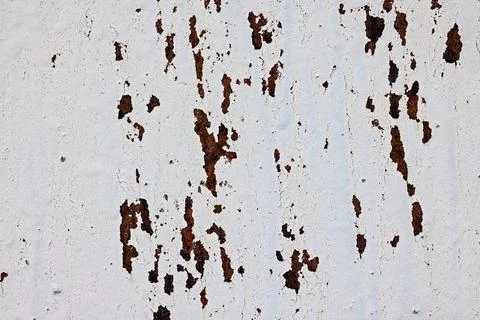 Abstract Weathered Rusted Metal Surface with White Peeling Paint Texture Foto stock