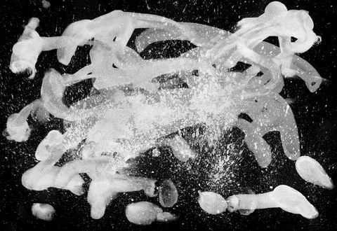 Abstract White Paint Splatter on Black Background A Dynamic and Expressive .. Illustrazione stock