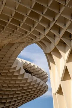 Abstract wooden structure with geometric patterns against a blue sky. Foto stock