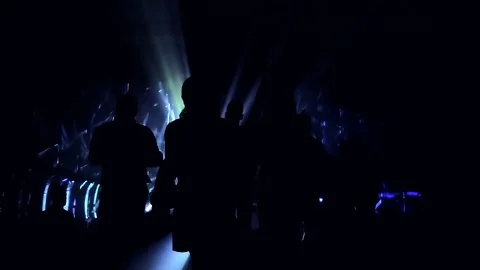 Abstracts laser light show with silhouettes of people 库存影片 73331091