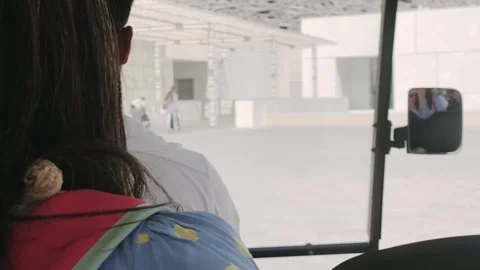 Abu Dhabi, UAE - 25th april, 2025: tourist woman is taken in cart to Louvre.. Vídeos de archivo 308522882