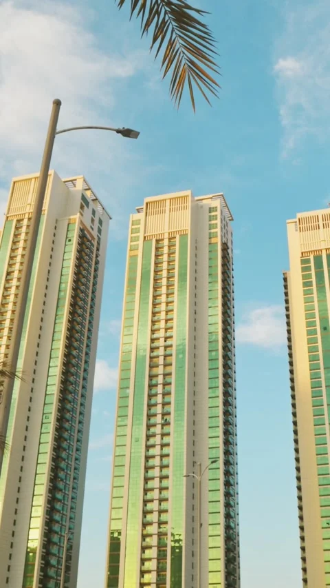 Abu Dhabi, UAE - 25th april, 2025: timelapse vertical modern UAE skyline, l.. Vidéo 309806240