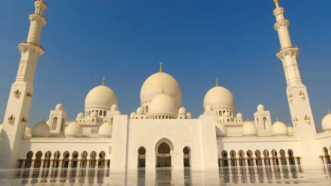 Abu dhabi, UAE - 3rd october, 2022: Sheikh Zayed Mosque in clear blue sky d.. Stock Footage 226457154