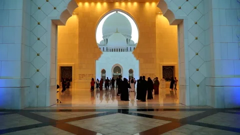 ABU DHABI, UAE - APRIL 2018: The Sheikh Zayed Grand Mosque in the evening. Video stock 90135141
