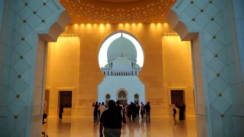 ABU DHABI, UAE - APRIL 2018: The Sheikh Zayed Grand Mosque in the evening. Stock Footage 90135156