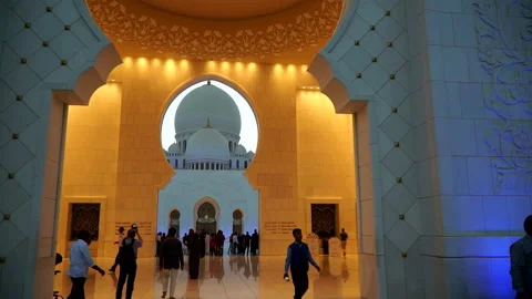 ABU DHABI, UAE - APRIL 2018: The Sheikh Zayed Grand Mosque in the evening. Stock Footage 90135243
