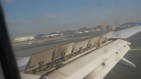 Abu Dhabi, UAE - January 18, 2026: Aircraft wing with flaps extended during Vídeos de archivo 328916674