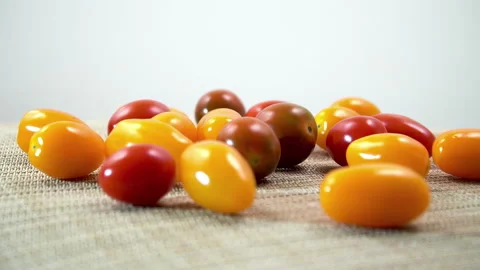 Abundance of Yellow and Red Grape Tomatoes Slow Rotation View Vídeo Stock 344861698