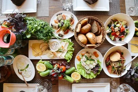 Abundant Feast: Table Laden With Culinary Delights Foto stock