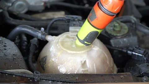 Accelerate the engine to expel the wind in the car water system 库存影片 147958864