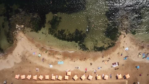 Accelerated shooting of life on a sandy beach. Timelapse of the video. Top-down Vidéo 158910298
