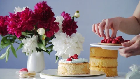 Accelerated video of cooking multilayered cake process. Video stock 105448055