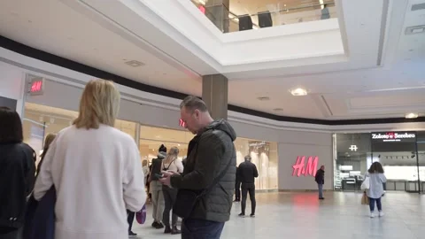 Accelerated video of long queue at mall on Black Friday. Video stock 247456240
