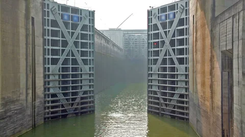 Accelerated video of the opening of the gate of a canal lock Stock Footage 39382791
