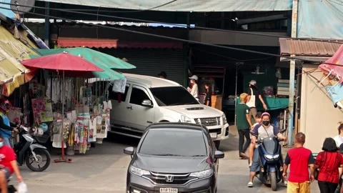 Accelerated video of traffic at a small intersection next to a market Video stock 246028892