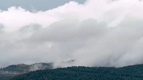 Accelerated view of the movement of fog on the mountain.Time Lapse. Video stock 302497516