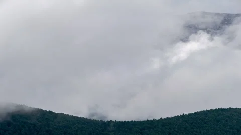 Accelerated view of the movement of fog on the mountain.Time Lapse. Video stock 302497540