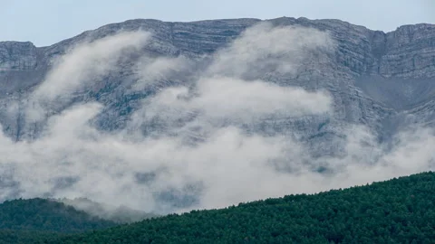 Accelerated view of the movement of fog on the mountain.Time Lapse. Video stock 302498978