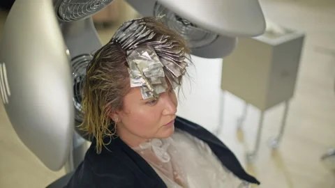 Accelerating the process of hair coloring with climazone. Video stock 317263815