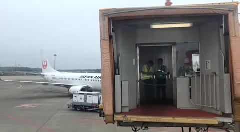 Access gateway to the plane withdrawing Stock Footage 139966922