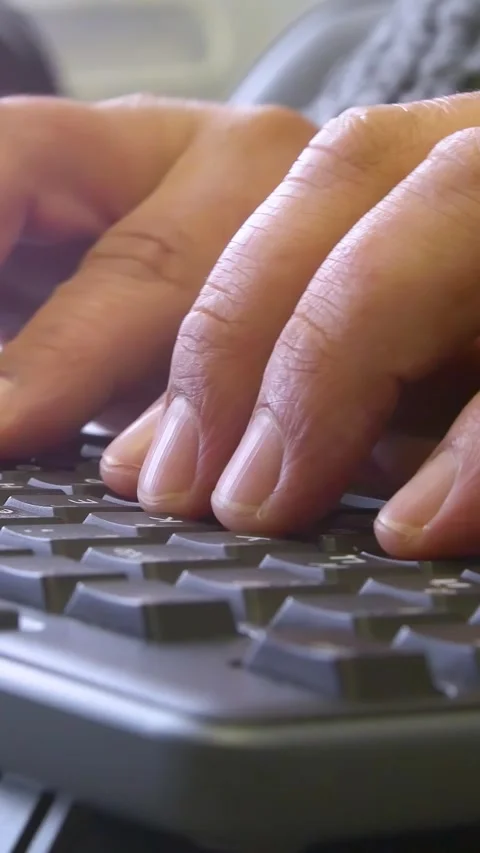 Accessibility of gadgets for people with visual impairment. Vertical video. 스톡 동영상 303415846