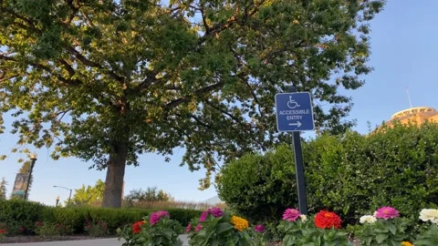 Accessible Entry sign on Idaho State Capitol grounds Vídeos de archivo 134613402